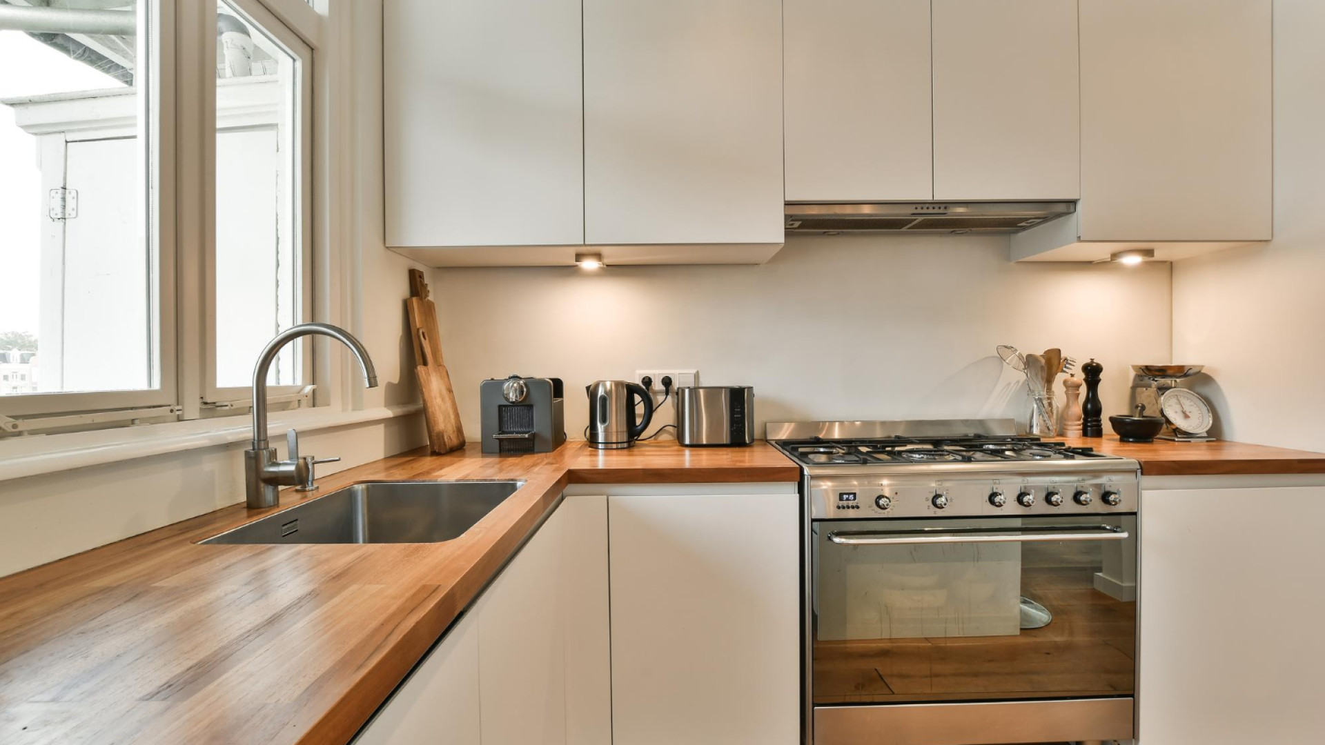 Modernisez votre cuisine avec un plan de travail en bambou sur mesure