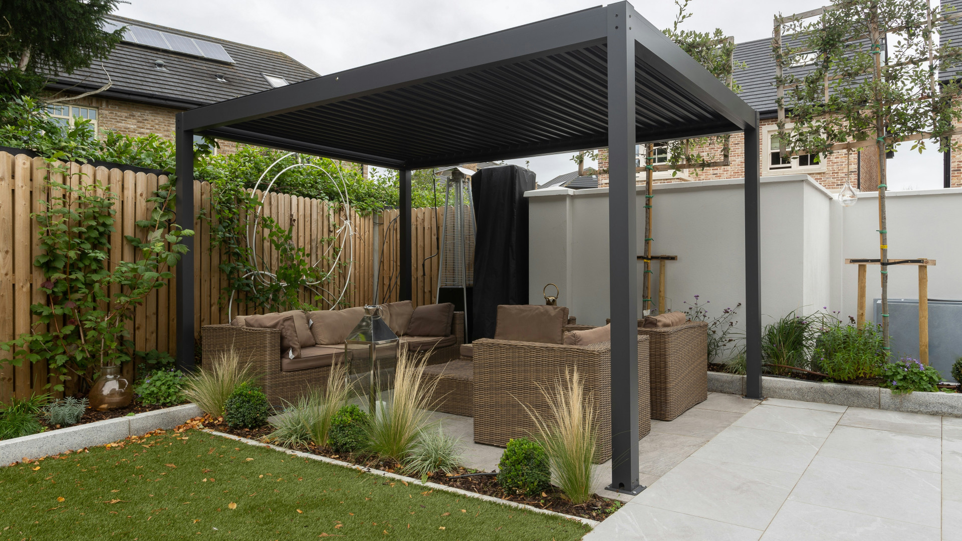 Pergola bioclimatique sur mesure : pourquoi est-ce un bon investissement ?